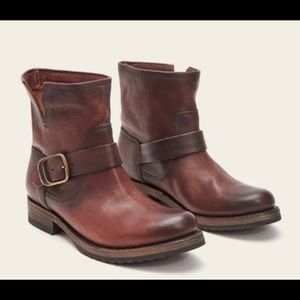 Like New FRYE VERONICA BOOTIE in Redwood Sz 8.5